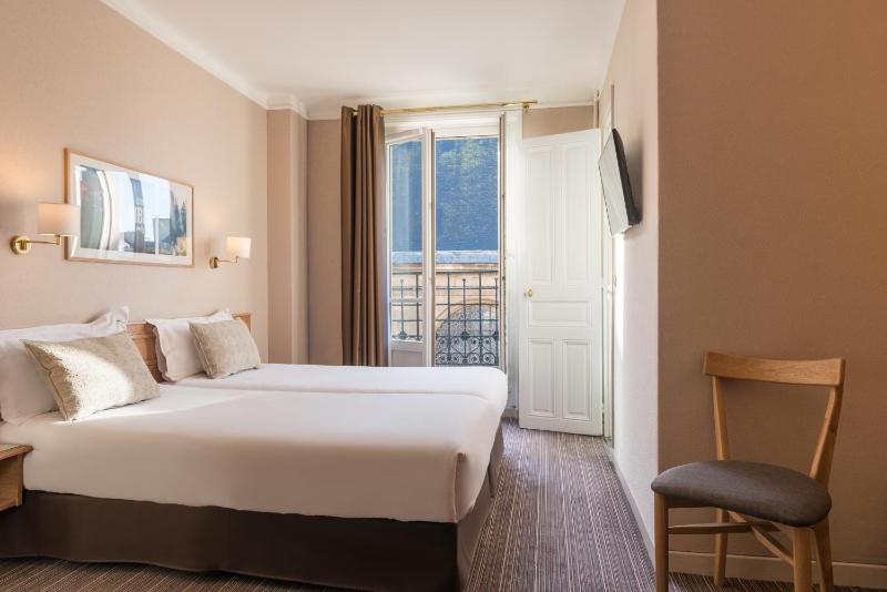 Superior Twin Room image 4