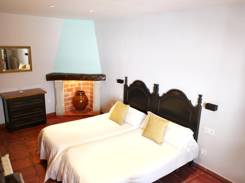 Family Room image 3