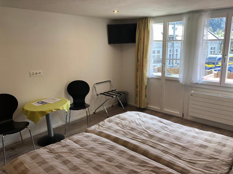 Budget Double Room with Shared Bathroom image 4