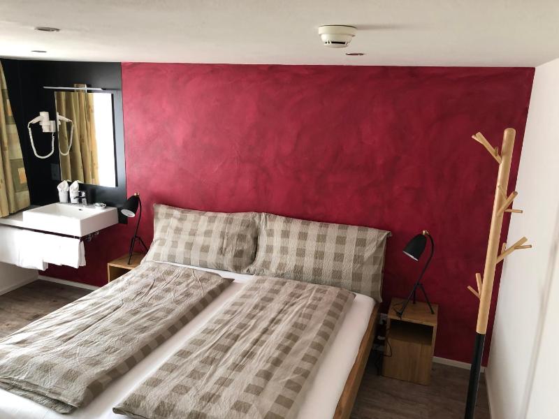 Budget Double Room with Shared Bathroom image 2