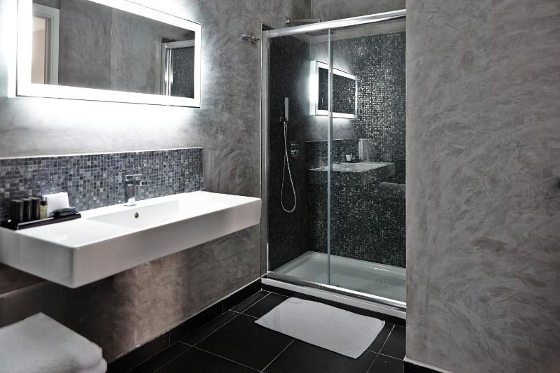 Poolside Suite image 2