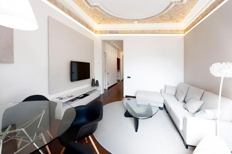 Superior Two-Bedroom Apartment - Carrer Bailén image 3
