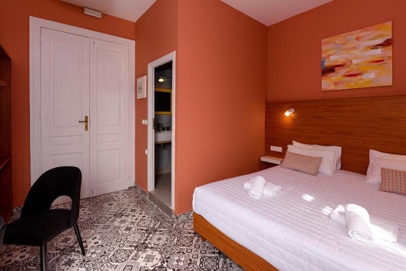 Double Room with Balcony image 2