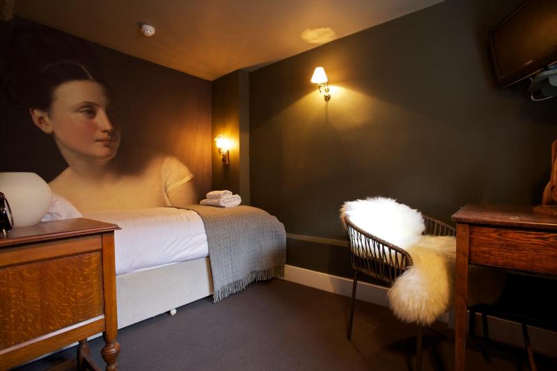 Single Room with Shower image 1