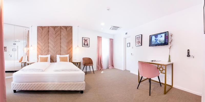 Deluxe Double Room with Balcony image 2