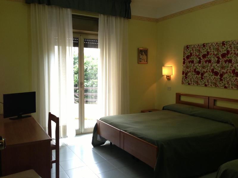 Economy Quadruple Room - Annex image 4