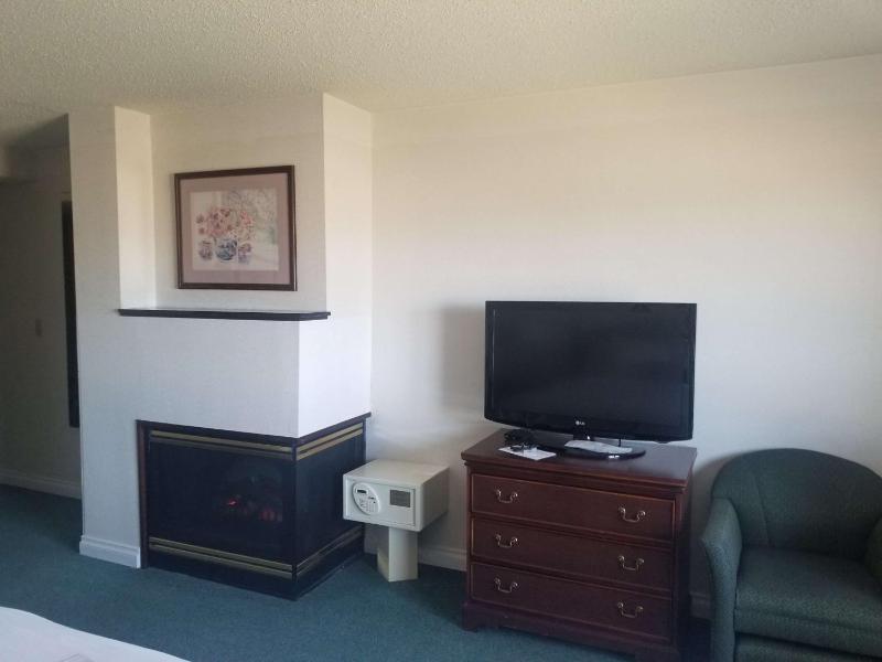 King Suite with Whirlpool - Non-Smoking image 2