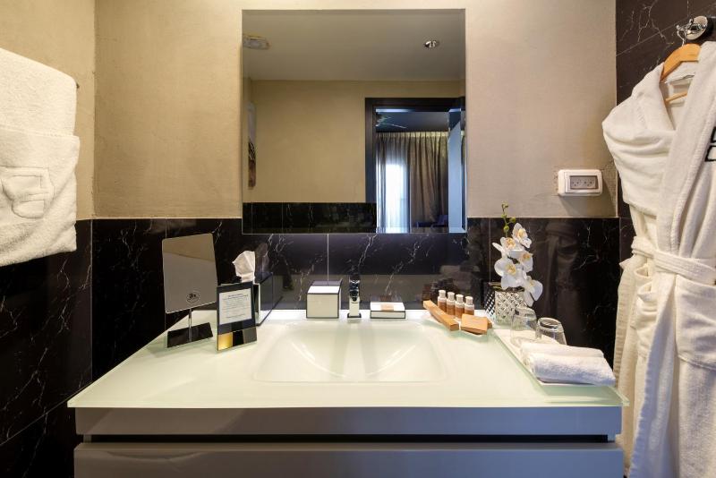 Deluxe Suite image 2