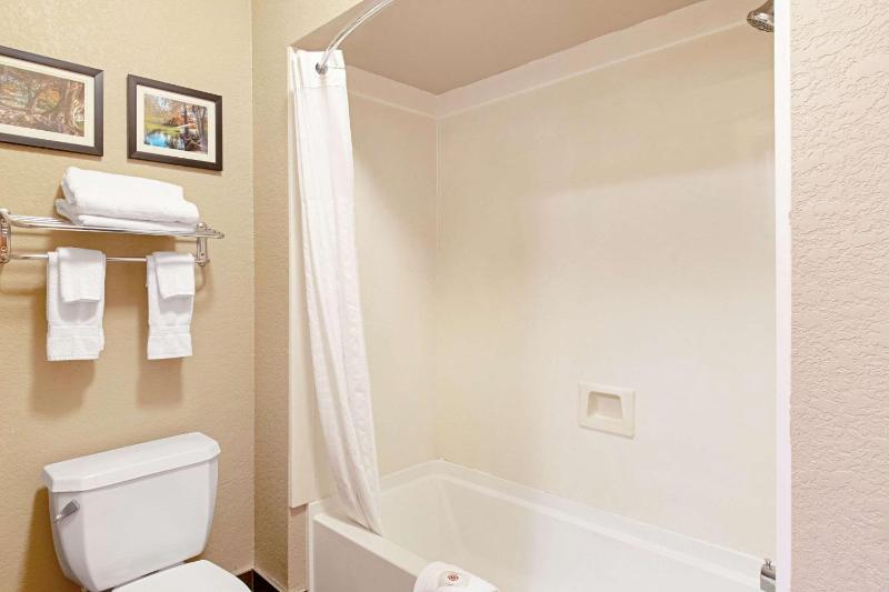 Comfort Inn & Suites Fredericksburg - image 44