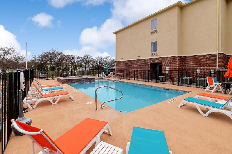 Comfort Inn & Suites Fredericksburg - image 31