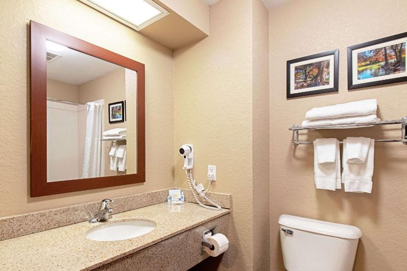King Room with Kitchenette - Non-Smoking image 2