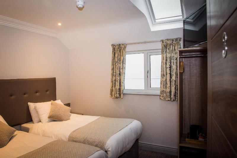 Twin Room with Private Bathroom image 3