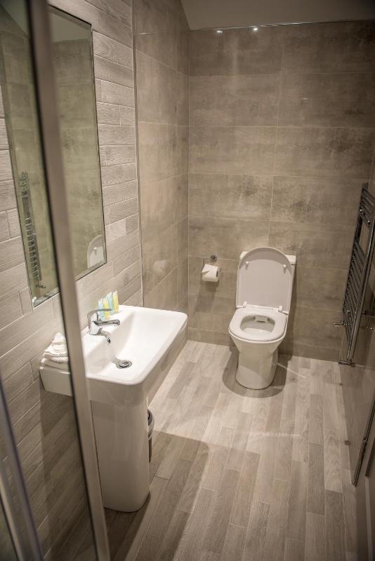 Twin Room with Private Bathroom image 4