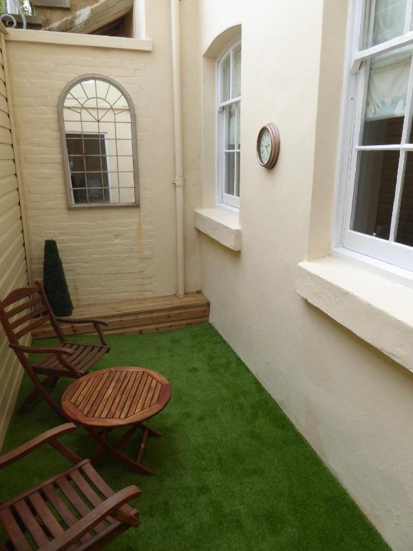 One-Bedroom Apartment image 4