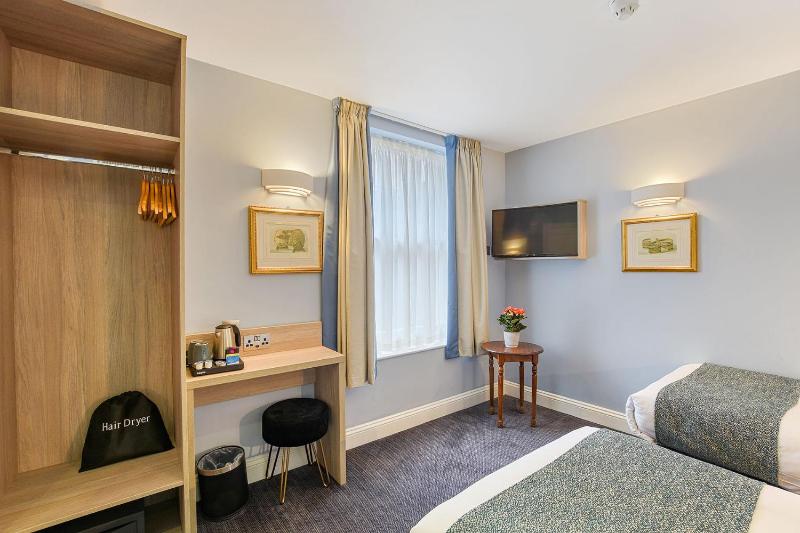 Twin Room image 3