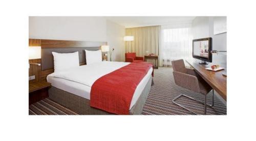 Family Room with One Double Bed and One Single Bed image 2