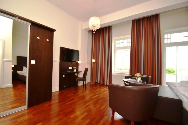 Double Room with Partial Sea View image 3