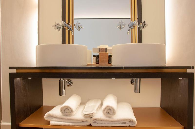 Deluxe Double or Twin Room image 1