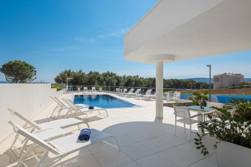 2-Bedroom Apartment with Balcony and Sea View image 4