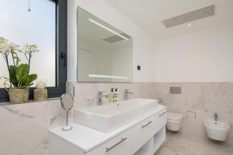 3-Bedroom Apartment with Terrace and Sea View image 4