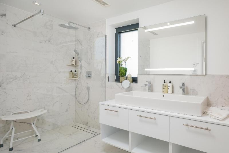 3-Bedroom Apartment with Terrace and Sea View image 3
