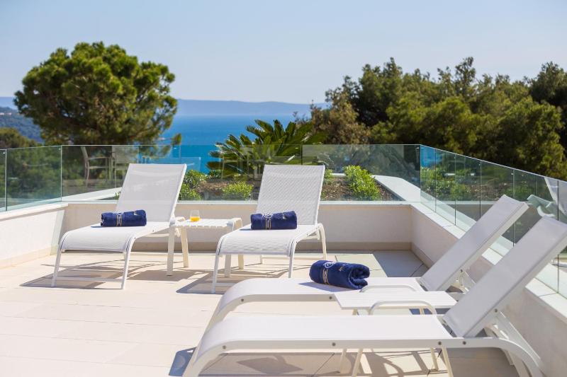 3-Bedroom Apartment with Terrace and Sea View image 2