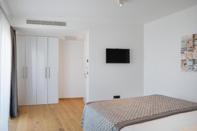 2-Bedroom Apartment with Balcony and Sea View image 2