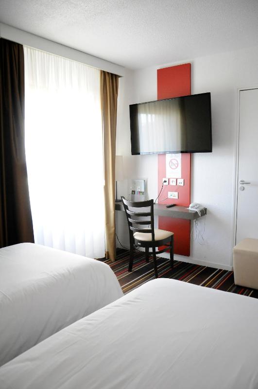 Standard Twin Room image 3