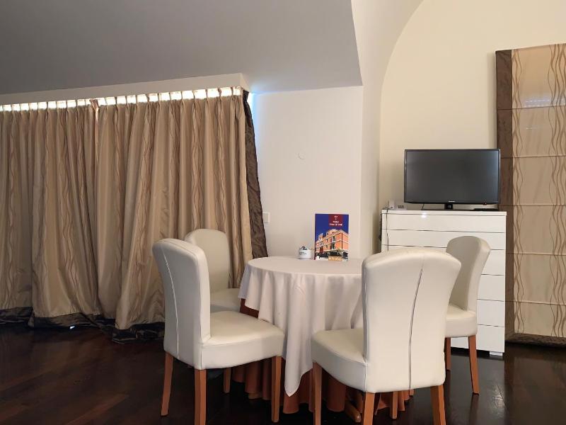 Family Suite with Balcony and Sea View image 2