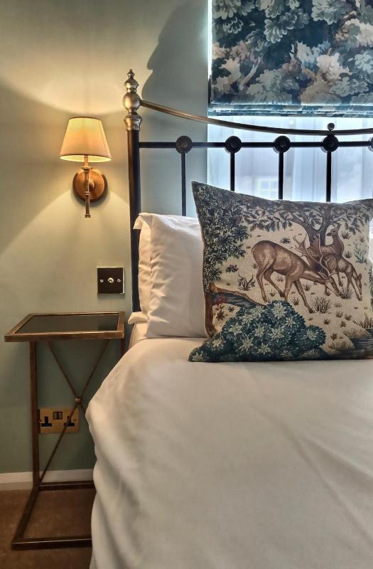 Small Double Room with Bath- Pets not allowed  image 3