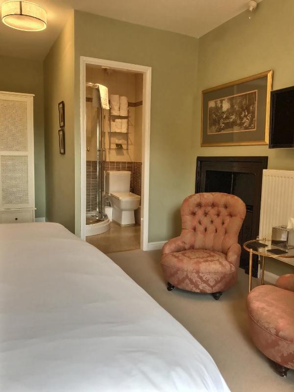 Super King or Twin Room with Shower - Dog Friendly  image 4