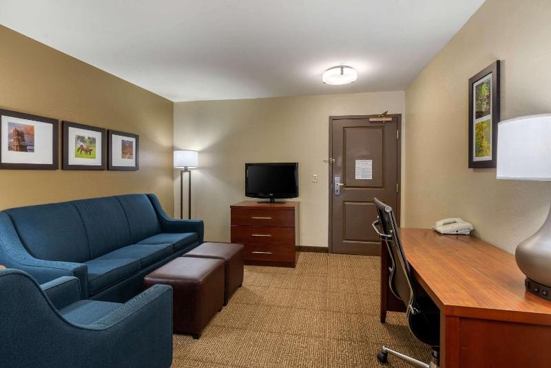 Queen Suite with Two Queen Beds and Sofa Bed image 3