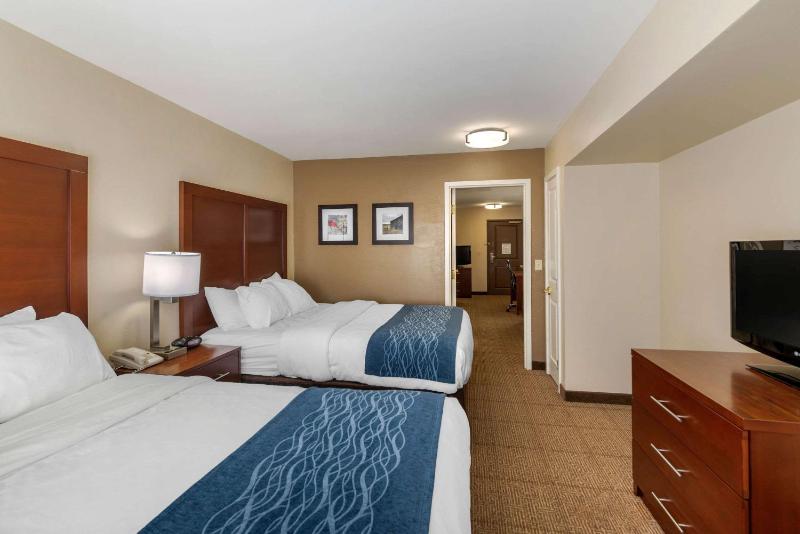 Queen Suite with Two Queen Beds and Sofa Bed image 4