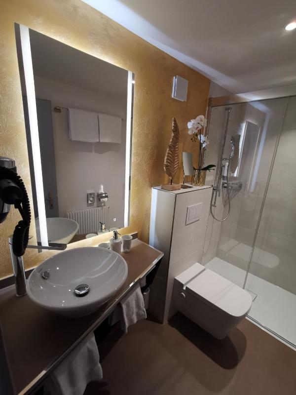 Top Floor Double room with balcony and lake view image 3