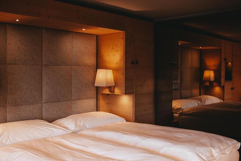 Deluxe Double Room with Balcony image 3