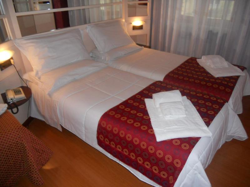 Twin Room image 2