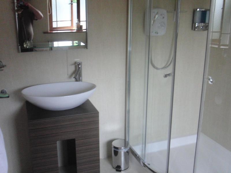 Twin Room image 3