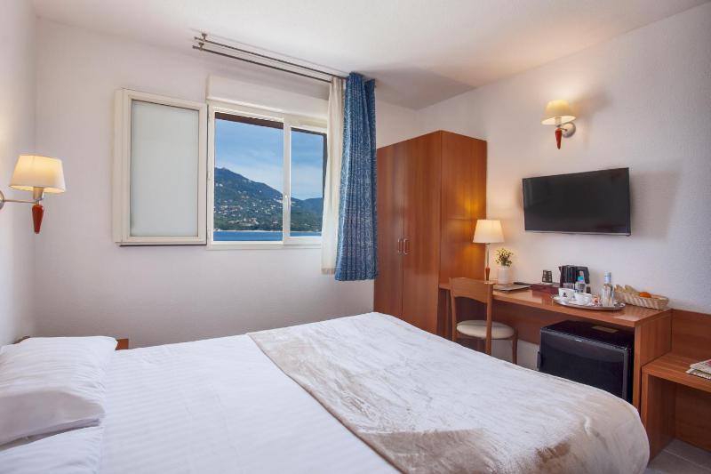 Double Room with Sea View image 4