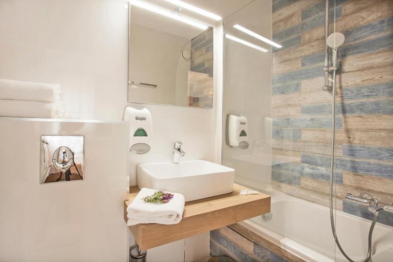 Double Room with Street View image 4