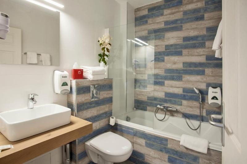Quadruple Room with Street View image 2