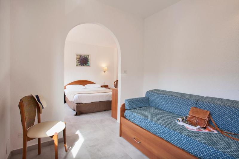 Quadruple Room with Street View image 3