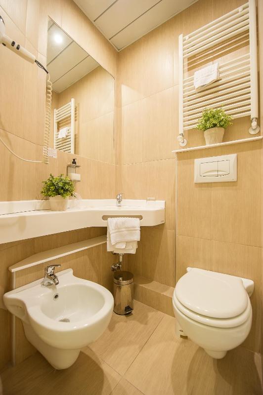Double or Twin Room image 3