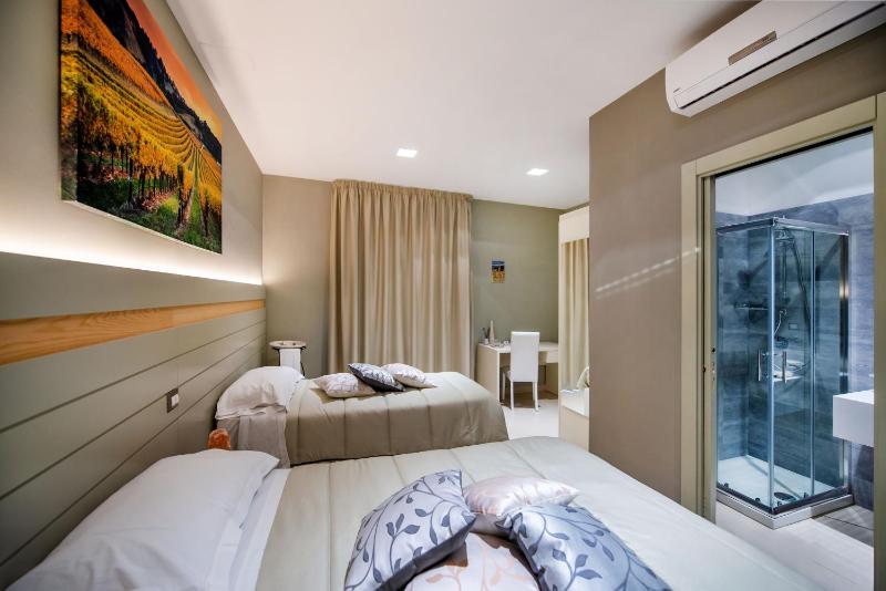 Triple Room with Terrace image 4
