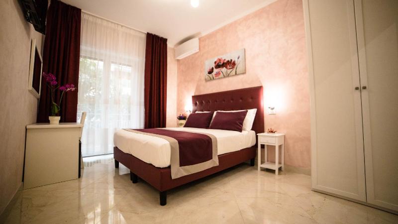 Deluxe Double Room with Balcony image 4