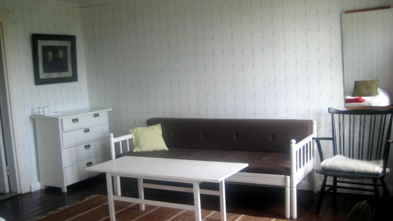 Large Twin Room with Shared Bathroom image 3