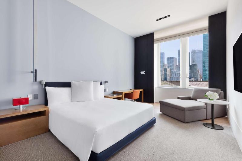 Deluxe King Room image 2