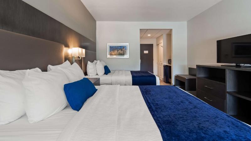 Queen Room with Two Queen Beds image 3