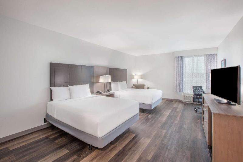 Queen Room with Two Queen Beds and Bath Tub - Mobility/Hearing Access - Non-Smoking image 2