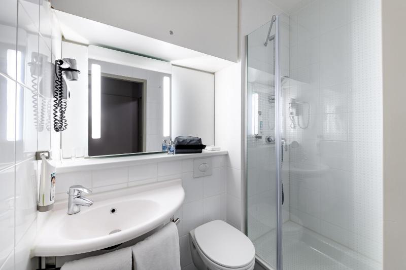 Standard Twin Room image 2
