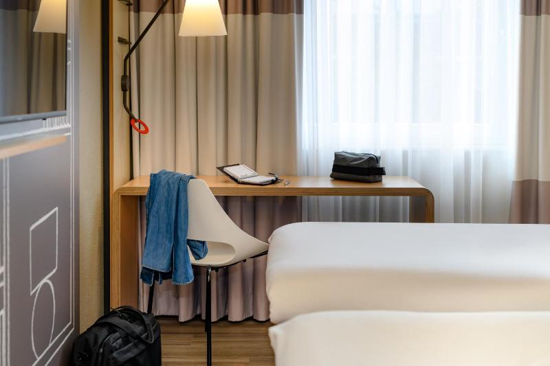 Standard Twin Room image 3
